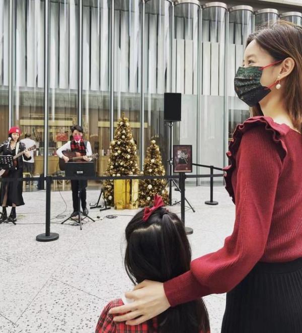 93年的章澤天曬和5歲女兒的合影，母女好似姐妹，真的讓人羨慕