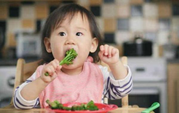 怎麼做才能讓寶寶自己吃飯？做好“2要2不要”，家長需提前知曉