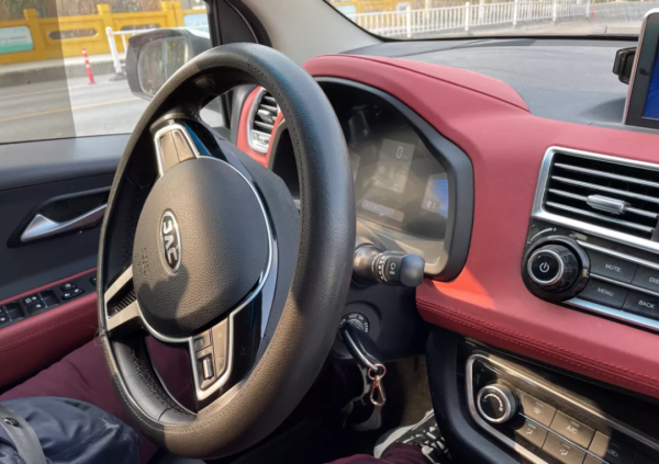 車主說車：&OpenCurlyDoubleQuote;老頭樂&rdquo;和江淮iEV6E誰更強？退休工程師給你答案
