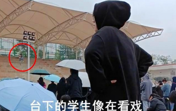 雲南某高校操場，大學生情侶看臺上“親密運動”，引百名學生圍觀