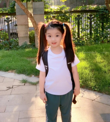 有種“整容”叫阿拉蕾長大了，看到她笑的那刻：又一個00後女神