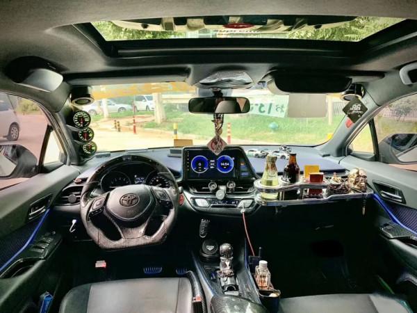 豐田奕澤趴低後化身陸地小坦克,車內竟然還開起了夜店? 豐田奕澤趴低後化身陸地小坦克,車內竟然還開起了夜店?