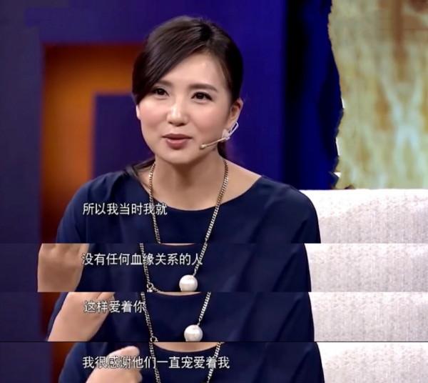 “萬人迷”陳好近況曝光，戴眼鏡素顏露面，退圈後當起中戲老師