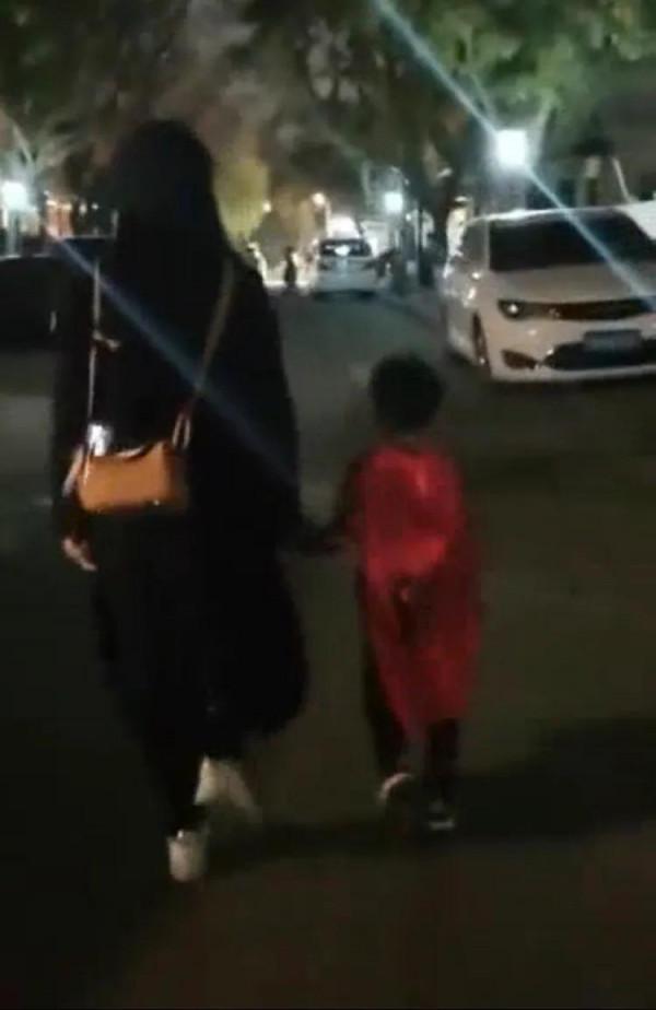 陳妍希母子萬聖節手牽手去討糖,4歲星星像爸爸,和小酒窩是朋友 陳妍希母子萬聖節手牽手去討糖,4歲星星像爸爸,和小酒窩是朋友