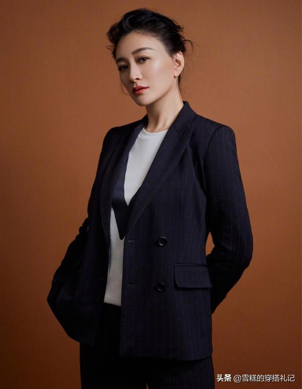 女人年過45歲，建議少穿“藏藍色”！今秋流行這3種顏色，真減齡