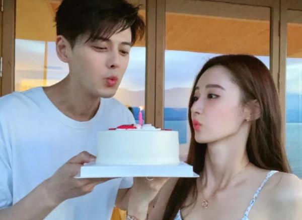 郭品超中秋攜女友秀恩愛,兩人漫步海邊,牽手相擁舉高高甜度爆表 郭品超中秋攜女友秀恩愛,兩人漫步海邊,牽手相擁舉高高甜度爆表