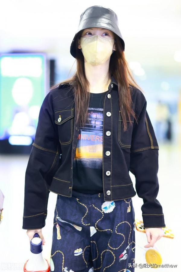 金晨身穿牛仔外套搭配印花闊腿褲長腿吸睛獨自走機場酷颯十足 金晨身穿牛仔外套搭配印花闊腿褲長腿吸睛獨自走機場酷颯十足