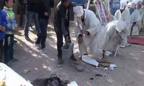 出殯時長子需要摔瓦盆,從古至今從未改變,背後有什麼含義? 出殯時長子需要摔瓦盆,從古至今從未改變,背後有什麼含義?