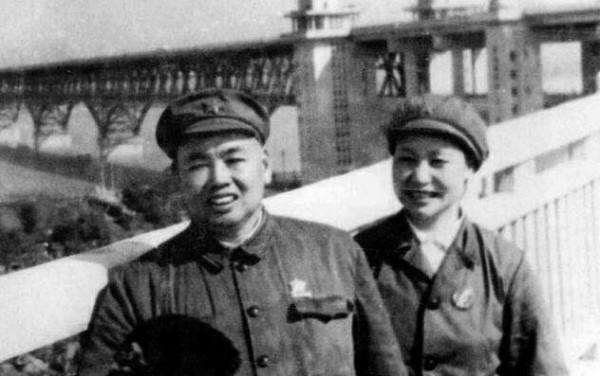 43年司令員正在開會，大會上突然一聲槍響，司令員被當場擊殺