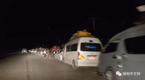 連夜打包連夜跑，還在車上樹白旗！這兩天，大量難民抵達緬甸撣邦