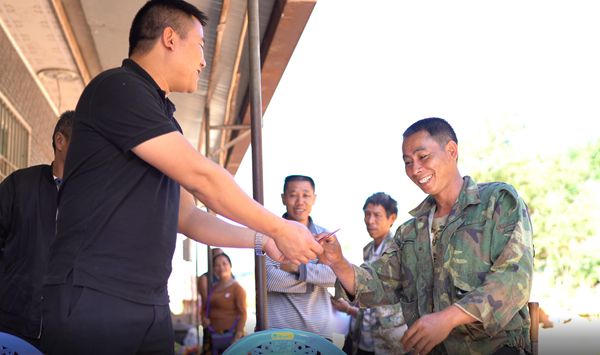 這個退伍兵真牛！從小就想當企業家，現在靠發展蜂蜜真的致富了……