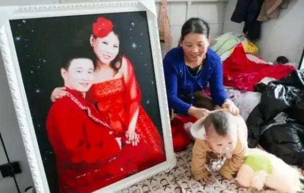 在廁所里長大的小男孩