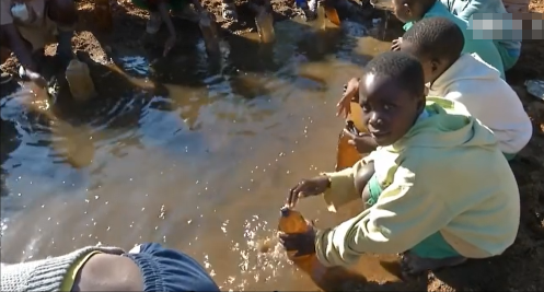 在非洲生活有多難？孩子們喝泥水，在沒屋頂的教室頂著烈日上課