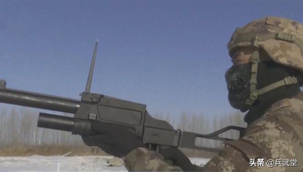 國產新型防暴榴QLL12亮相？唧筒式發射原理，工兵現在也有重武器