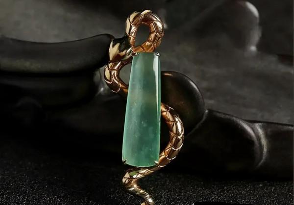 雨過天晴的湖水之美，有一種翡翠能表現出來，你知道晴水翡翠嗎？