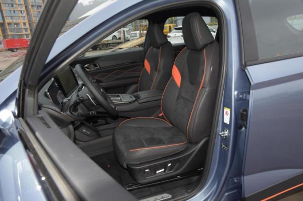 哈弗神獸：軸距2800mm，搭載2.0T+7擋雙離合，配置豐富，適合家用