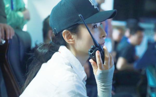 53歲周濤私下工作狀態曝光！紅裙配運動鞋顯俏皮，單手叉腰好可愛