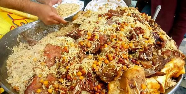 巴基斯坦10塊錢的牛肉飯，牛肉和拳頭一樣大，可以做100碗牛肉麵