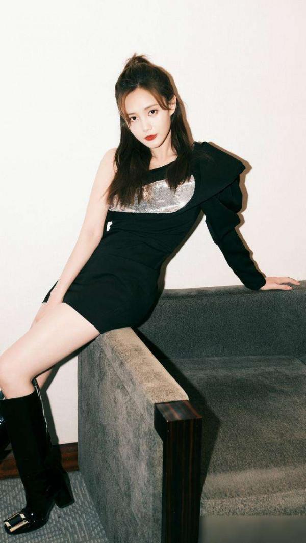 李一桐太甜美了，一身打扮盡顯完美身材，網友：嬌嫩似大一新生