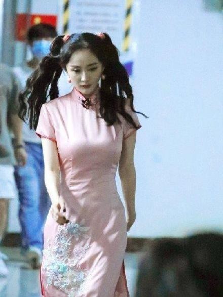 張雨綺和楊冪同穿旗袍，美得讓人心動，一個清純一個成熟