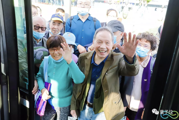 無錫鬧市無人車，大爺大媽搶著坐