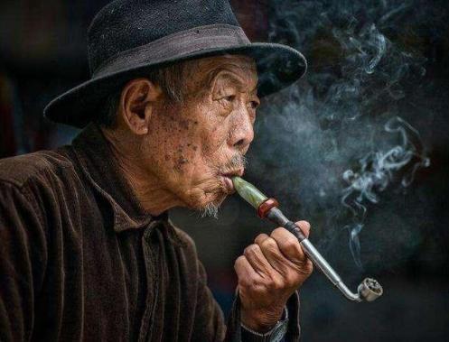 為啥老人身上有一股怪味？建議55歲後，遠離5個習慣，或老了沒味