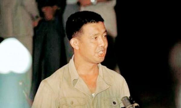 駕駛先進戰機叛逃的範園焱，得到4000兩黃金和美女老婆，結局如何