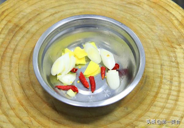 蒜苗回鍋肉家常版，廚師長簡單改良，香而不膩，比外面買的更好吃