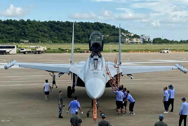 003到底需要什麼樣的艦載機 中型五代&plus;重型殲-15 電子戰機很關鍵