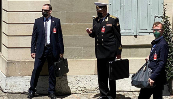 普京保鏢手裡的手提箱裝的是什麼？有三個功能