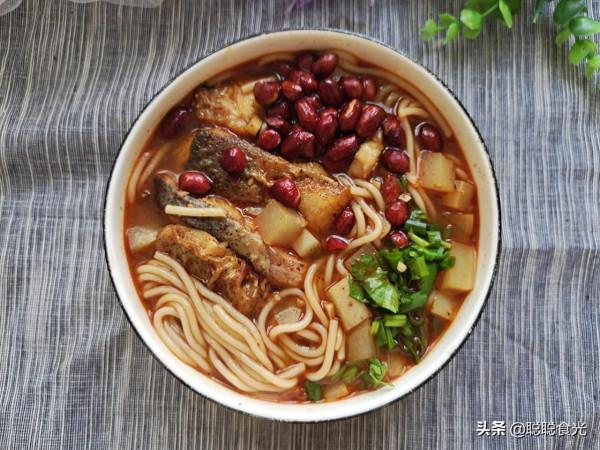 天冷了想“嗦粉”，教你家常魚粉的做法，酸辣爽滑，好吃解饞