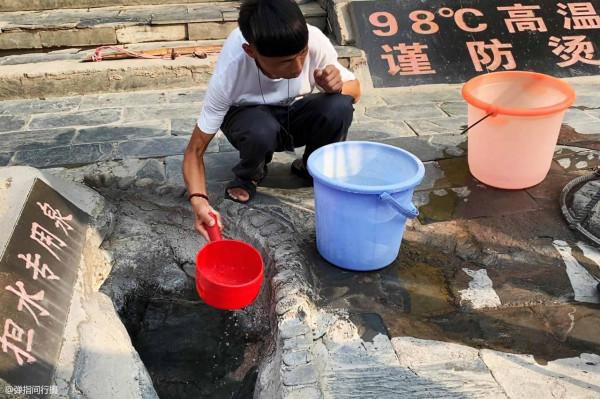 湖南有個溫泉小鎮，村民用地下98℃熱泉煮米粉，每碗10元月入幾萬