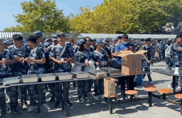 山東一大學,在操場舉辦全魚宴火上熱搜,在校學生可免費連吃10天 山東一大學,在操場舉辦全魚宴火上熱搜,在校學生可免費連吃10天