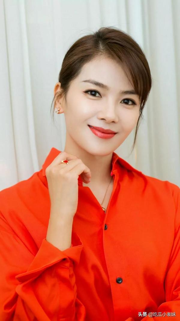 劉濤，氣質非凡，每件衣服都是那麼端莊得體