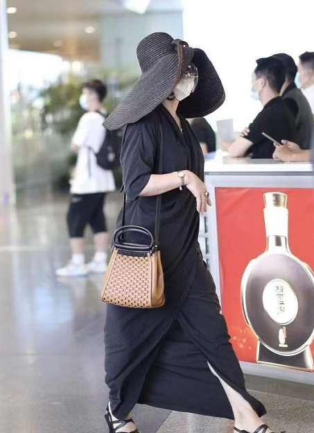 金星太有貴婦相,素色長裙配草編禮帽,走機場都像走T臺 金星太有貴婦相,素色長裙配草編禮帽,走機場都像走T臺