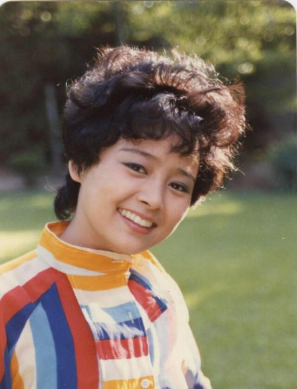 憑《廬山戀》走紅，巔峰時“棄夫”出國，張瑜近況如何？