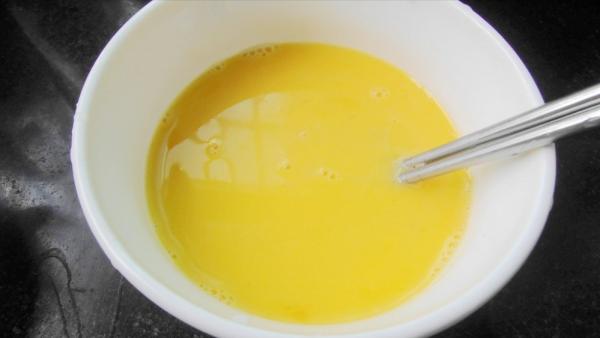 雞蛋別炒著吃，教你一個新吃法，往鍋裡一倒，個個鼓大泡，真美味