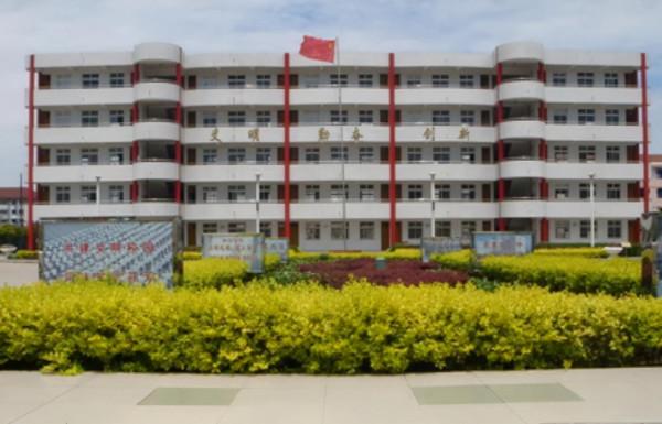 草根少女楊超越：從服務員到爆紅，讓無數二代咬牙切齒又望塵莫及