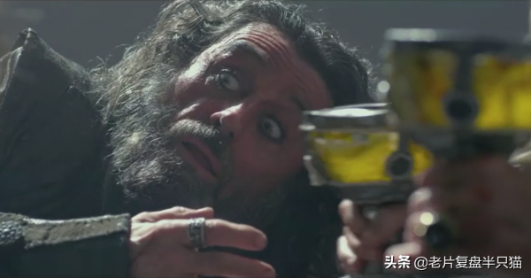 用&OpenCurlyDoubleQuote;人物傳記&rdquo;的方式開啟《加勒比海盜》，電影終於看明白了