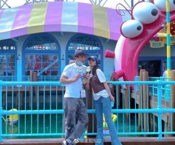 王燦曬全家福慶中秋,杜淳懷抱5個月大女兒,一臉慈父笑好幸福 王燦曬全家福慶中秋,杜淳懷抱5個月大女兒,一臉慈父笑好幸福