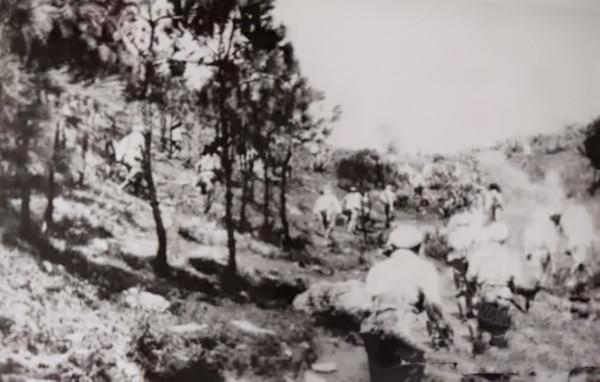 戰士抽菸有一個小習慣,無意中讓追捕多日的匪首自投羅網 戰士抽菸有一個小習慣,無意中讓追捕多日的匪首自投羅網