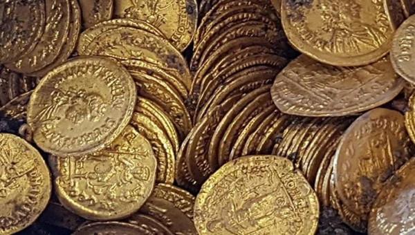 挖出“維京海盜寶藏”，兩男子貪心偷賣，被逮捕判刑