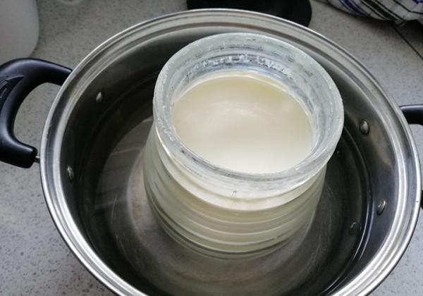 2歲前該怎麼挑選奶製品？純牛奶、配方奶、酸奶，喝對了有益無害