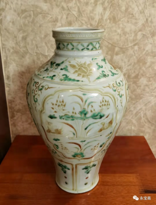 明五彩開光蓮池鴛鴦鳳紋瓶