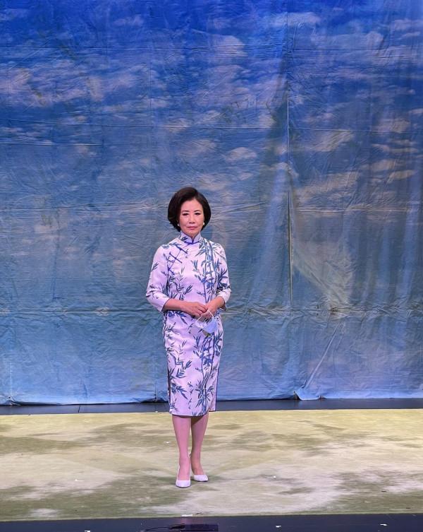 74歲的汪明荃穿衣真拉風,濃妝長裙配高跟鞋,時髦裝扮十分搶鏡 74歲的汪明荃穿衣真拉風,濃妝長裙配高跟鞋,時髦裝扮十分搶鏡