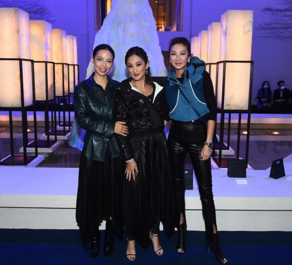 郭晶晶出席時裝秀，與一眾富豪名媛合照穩站C位，40歲凍齡似少女