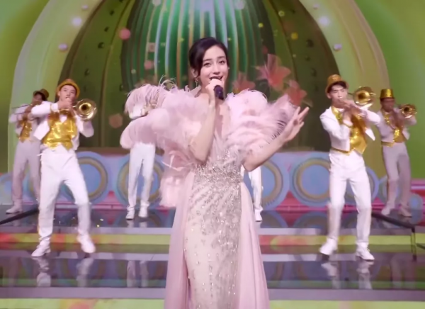 春晚女星大比美：馬凡舒、關曉彤驚豔，王鷗出其不意，被楊冪媚到