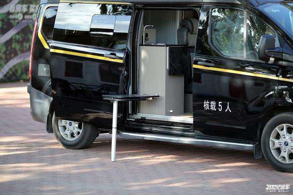 不懼限高！美女初體驗高度只有2米4的宇通福特B型房車