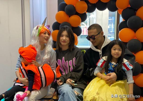 章子怡家庭團建照，穿開衫牛仔褲不再少女，15歲小蘋果正臉美過她