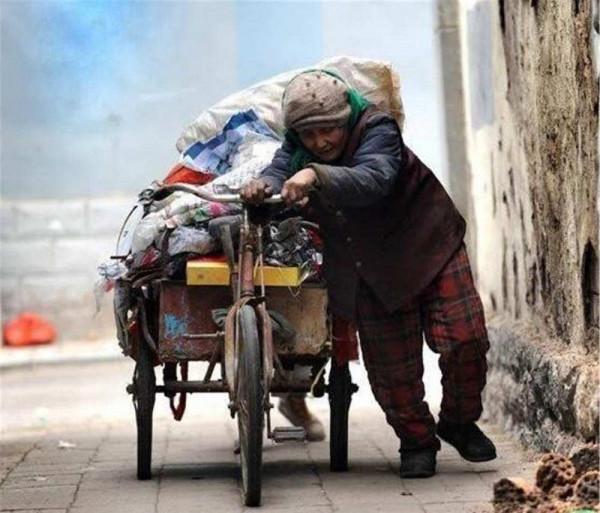 拾荒的老母親買車買房，養活了一家人，了不得